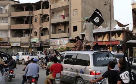 © Reuters. تنظيم الدولة الإسلامية يشدد حصاره لبلدة سورية وانضمام مزيد من الأوروبيين للتحالف