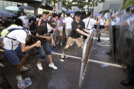 © Reuters. طلاب بهونج كونج يتحدون مسحوق الفلفل في اشتباكات مع شرطة مكافحة الشغب