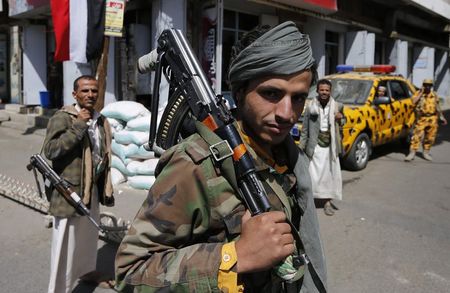 © Reuters. الحوثيون يهاجمون منزل رئيس جهاز الأمن القومي في اليمن