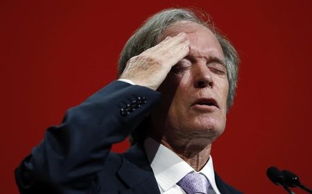 © Reuters. Bill Gross, co-founder and co-chief investment officer of Pacific Investment Management Company (PIMCO), gestures as he speaks at the Morningstar Investment Conference in Chicago