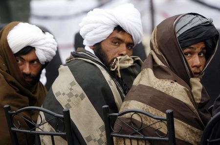 © Reuters. قرويون أفغان يشنقون أربعة مسلحين من طالبان