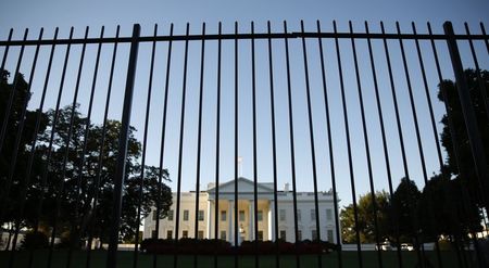 © Reuters. File photo of the White House seen from outside the north lawn fence in Washington