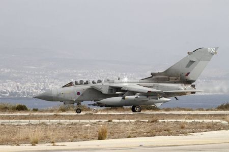© Reuters. وزارة: مقاتلتان بريطانيتان تحلقان فوق العراق استعدادا لتوجيه ضربة