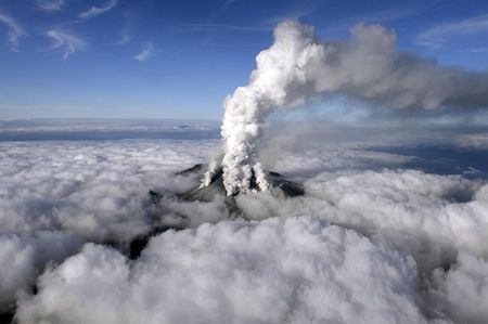 © Reuters. مخاوف من وفاة أكثر من 30 في ثوران بركان باليابان