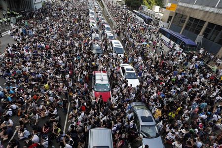 © Reuters. حاكم هونج كونج يدعو لعدم المشاركة في احتجاجات منادية بالديمقراطية