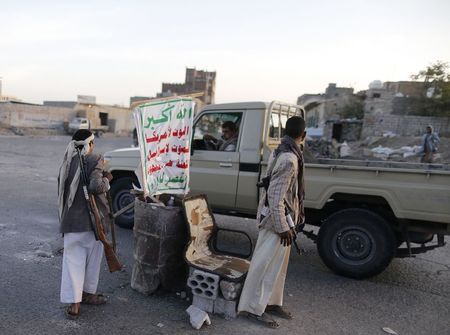 © Reuters. Shi'ite Houthi rebels man a checkpoint in Sanaa