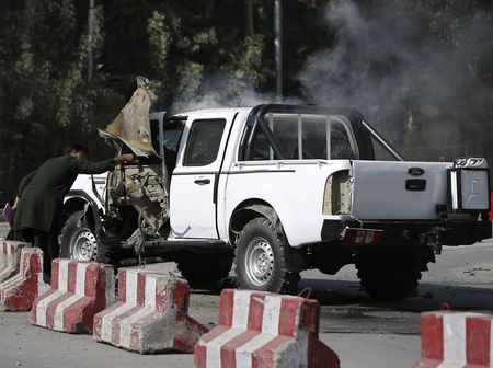 © Reuters. Estalla una bomba en Kabul un día antes de la investidura presidencial