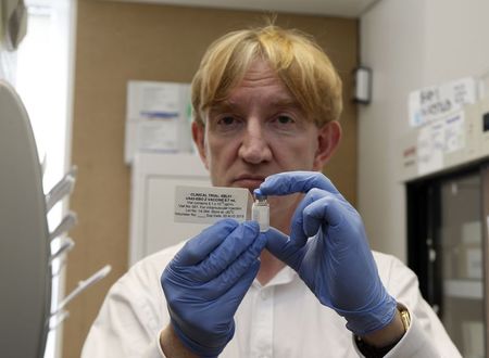 © Reuters. Professor Adrian Hill, Director of the Jenner Institute, and Chief Investigator of the trials, holds a phial containing the Ebola vaccine at the Oxford Vaccine Group Centre for Clinical Vaccinology and Tropical Medicine (CCVTM) in Oxford