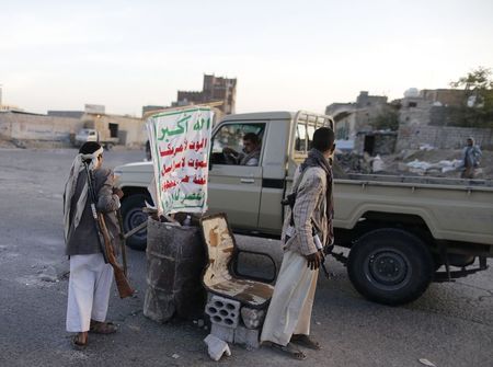 © Reuters. يمنيون يتظاهرون لحث الحوثيين على الانسحاب من صنعاء