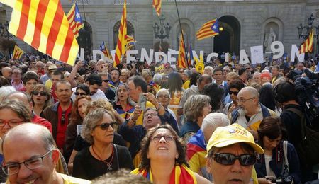 © Reuters. Gobiernos catalán y central activan su maquinaria a favor y en contra del 9-N