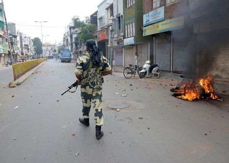 © Reuters. اعتقال 40 على الأقل بعد اشتباكات دينية في ولاية جوجارات الهندية