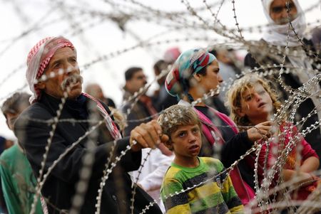 © Reuters. تفاقم أزمة اللاجئين السوريين في تركيا مع حصار الدولة الإسلامية لكوباني