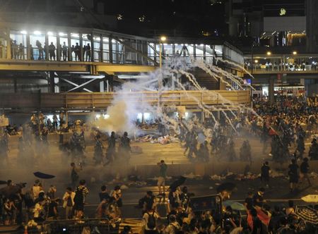 © Reuters. محتجون مطالبون بالديمقراطية في هونج كونج يتحدون قنابل الغاز المسيل للدموع