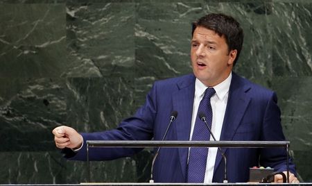 © Reuters. En la imagen, Matteo Renzi, ofrece un discurso durante la Asamblea General de Naciones Unidas en Nueva York. 