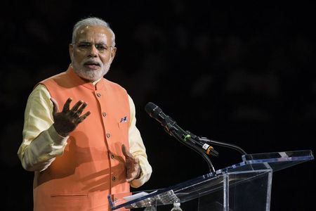 © Reuters. رئيس وزراء الهند يخطب ود الهنود الأمريكيين في تجمع ضخم في نيويورك