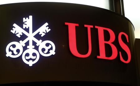 © Reuters. The logo of Swiss bank UBS is seen at the entrance of an office building in Zurich