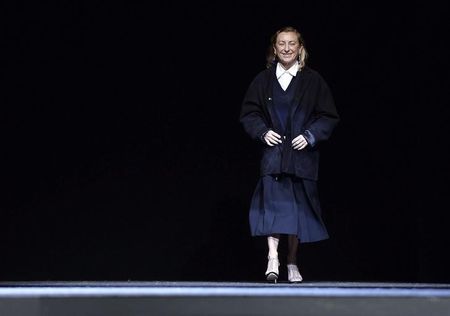 © Reuters. Miuccia Prada acknowledges the audience at the end of the Prada Autumn/Winter 2014 collection show during Milan Fashion Week