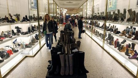 © Reuters. People browse through a shoe shop in central Barcelona