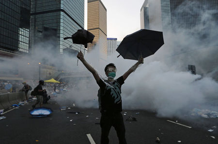 © Reuters. Las bolsas europeas esperan que Hong Kong no frene el rebote 