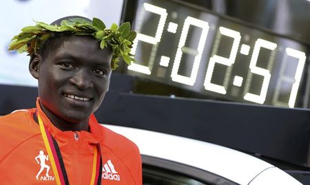 © Reuters. El keniata Kimetto pulveriza el récord de maratón en Berlín