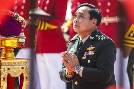 © Reuters. Thailand's Prime Minister Prayuth Chan-ocha prays before a military parade marking his retirement as commander in chief of the Royal Thai Army at the Chulachomklao Royal Military Academy in Nakornnayok