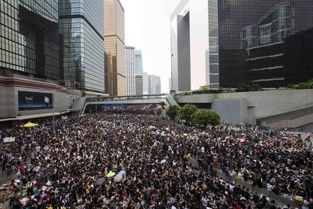 © Reuters. Hong Kong desafía la represión y renueva las demandas prodemocracia