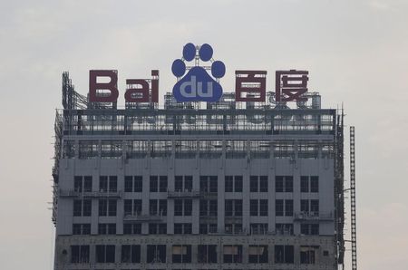 © Reuters. A logo of Baidu is seen at the top of a building under construction in Wuhan, Hubei province