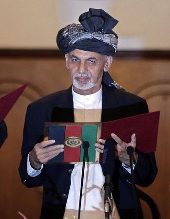 © Reuters. أفغانستان تحتفل بتنصيب أول رئيس منتخب منذ عشر سنوات