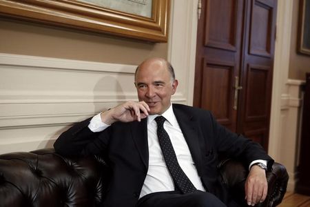 © Reuters. Former French Finance Minister and France's candidate for the European Commission Moscovici gestures during his meeting with Greece's Deputy Prime Minister Venizelos in Athens