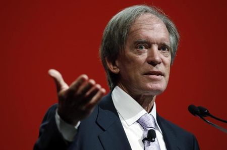 © Reuters. Bill Gross, co-founder and co-chief investment officer of Pacific Investment Management Company (PIMCO), speaks at the Morningstar Investment Conference in Chicago