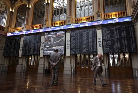 © Reuters. El Ibex cae un 2% arrastrado por la banca y un contexto desfavorable