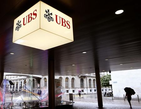 © Reuters. The logo of Swiss bank UBS is seen at the entrance of an office building in Zurich