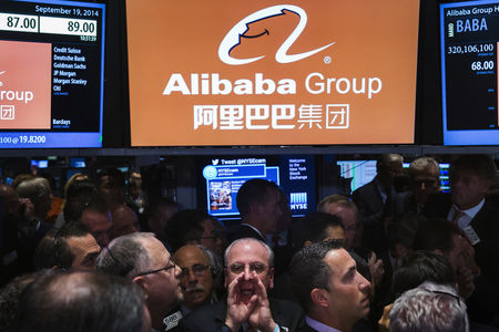 © Reuters. Traders work on the floor of the NYSE as they wait for a final price on the Alibaba Group Holding Ltd. IPO, in New York