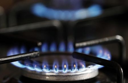 © Reuters. Dal primo ottobre bolletta più cara per luce e gas