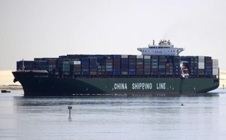 © Reuters. مصادر: تصادم سفينتين يؤخر المرور بقناة السويس