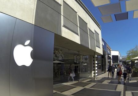 © Reuters. Apple retail store is shown at a shopping mall in San Diego, California