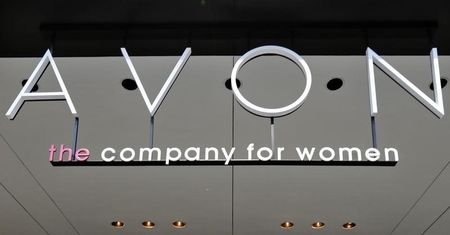 © Reuters. The Avon Products headquarters is seen in midtown Manhattan area of New York