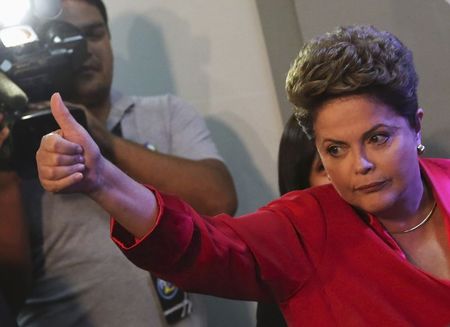 © Reuters. استطلاع: تقدم روسيف رئيسة البرازيل على منافستها سيلفا في جولة اعادة محتملة