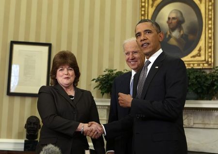 © Reuters. U.S. President Obama shakes hands with U.S. Secret Service agent Pierson after she is sworn in as first woman Director of the Secret Service in the Oval Office of the White House in Washington