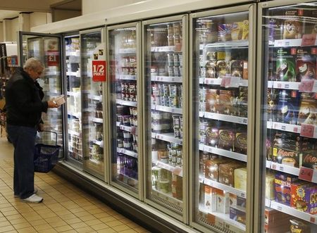 © Reuters. A man shops at a supermarket in London