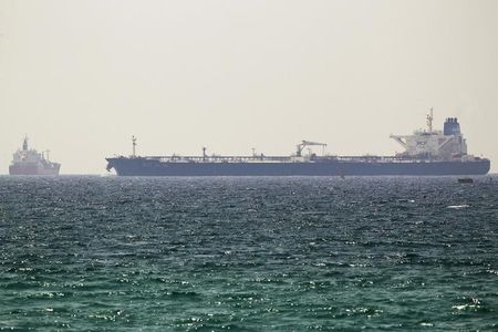 © Reuters. Нефтяной танкер у израильского города Ашкелон