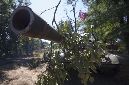 © Reuters. A barrel of a T-72 tank is seen with a flag of the DNR (Donetsk People's Republic) in the southern coastal town of Novoazovsk