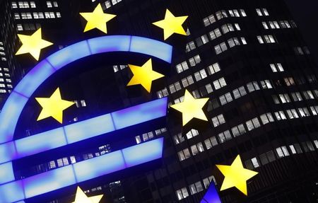 © Reuters. Il simbolo dell'euro nel quartier generale della Bce a Francoforte