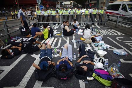 © Reuters. Manifestantes bloqueiam rua perto da sede do governo de Hong Kong