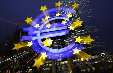 © Reuters. Sinal do euro iluminado em frente à sede do Banco Central Europeu, em Frankfurt