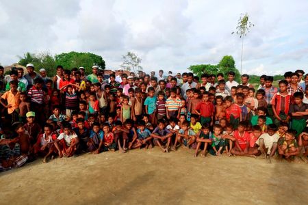 © Reuters. Rohingya Muslims attend a wrestling festival at Kyaukpannu village in Maungdaw