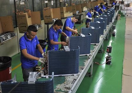 © Reuters. Trabalhadores em linha de produção de fábrica de Manaus