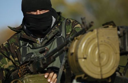 © Reuters. Militar ucraniano em campo militar perto da cidade de Debaltseve, no leste da Ucrânia