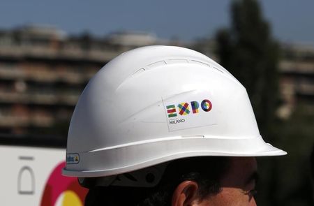 © Reuters. Un uomo nel cantiere del sito di Expo