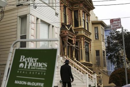 © Reuters. A real state sign is seen near a row of homes in the Haight Ashbury neighborhood in San Francisco